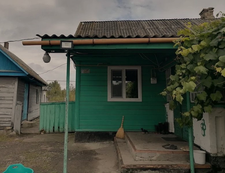 Надя збиралася піти, прибрати могилку і вшанувати пам’ять чоловіка. Минуло три роки, коли не стало Петра. Жінка зібрала сумку, і до обіду, вирушила на могилку. Трохи прибрала, віддали шану і зібралися додому. Дорогою додому зайшли до магазину. У магазині стояли троє жінок. Двоє з них Надія знала, це були місцеві, а ось третю жінку Надя не знала. – Надя! Це ти? Привіт! – раптом вигукнула незнайомка. Надя розгубилася, але придивившись, Надя зрозуміла, хто це така