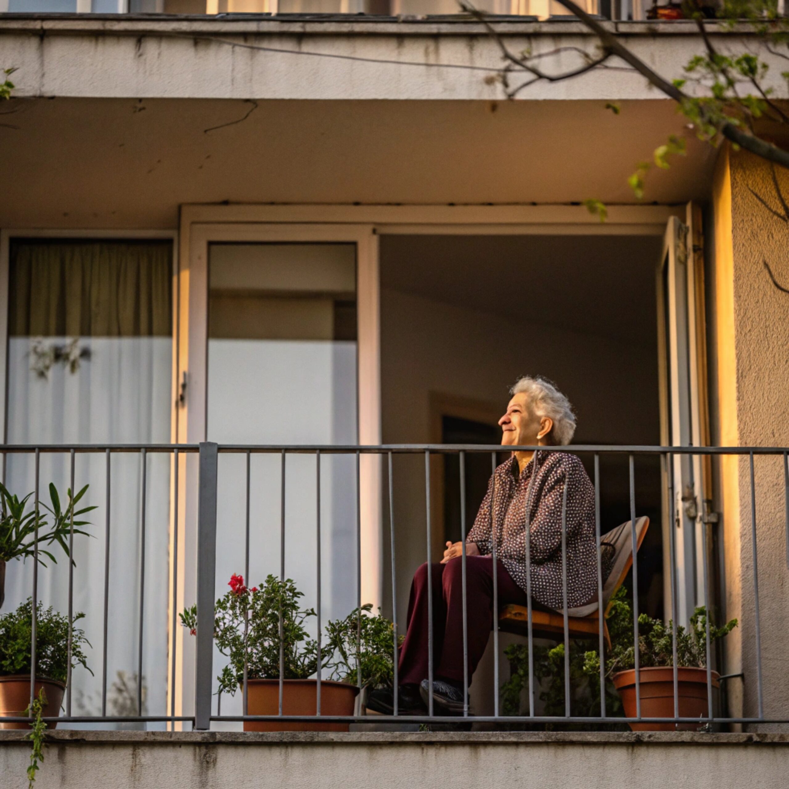 Артем привіз стареньку матір з села. Тепер вона мала жити в них. Обуренню його дружини не було меж. – Хай би в твого брата жила! – бурчала Віра. Та все ж свекруха оселилася в них. Якось Віра поралася на кухні. Свекруха зайшла на кухню і тихо спитала: – Може, чимось допомогти? Віра застигла від несподіванки. – Не треба, я впораюся, – невдоволено буркнула вона. Але бабуся не пішла. – Давай пиріжків зробимо, – сказала Ганна Павлівна. – З капустою, з картоплею… Віра не розуміла, що відбувається