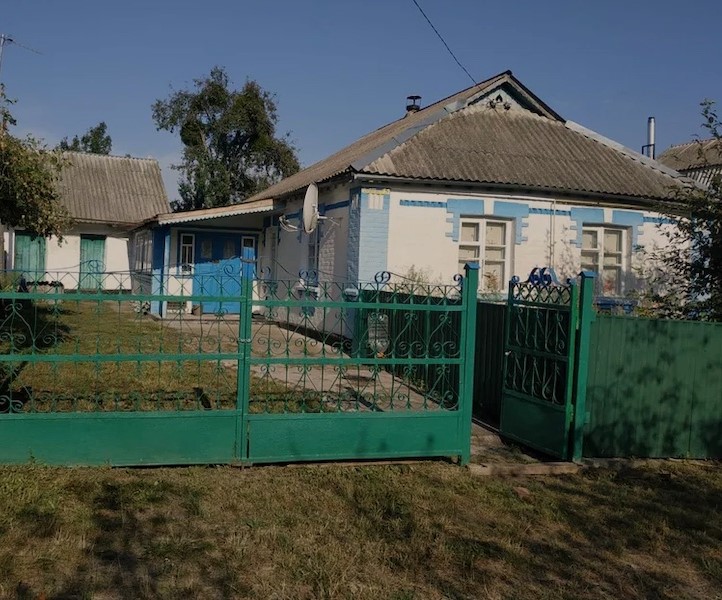 – Щастить тобі, ти спадщину отримала, – сказала Катя своїй двоюрідній сестрі Ліді. – Що значить “щастить”? У мене ж дідуся не стало, – обурилася Ліда. – А що думаєте робити з грошима? – не заспокоювалася Катя. – Покладу на рахунок, – відмахнулася Ліда. Катя скоса подивилася на Ліду, та кивала головою та посміхалася. Ліда чудово розуміла, чому до неї приїхала і на що натякає її сестра. – Катю, не тягни, питай те, через що приїхала? – раптом сказала Ліда. І тут, Катя дістала якийсь зошит із сумочки