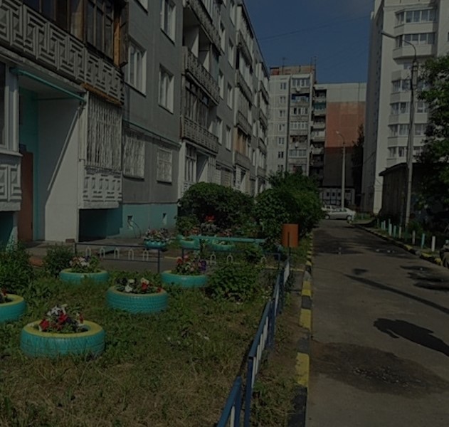 Микола йшов коридором, як раптом побачив прибиральницю, яка мила коридор. Вона була дуже зсмучена. – Щось ви якась сумна? – сказав директор. – Що сталося. – Та нічого, – відмахнулася Галя. – Я ж бачу, що сталося, – наполягав Микола. І Галина розповіла йому про свою проблему. – Так…Будете йти додому, зайдете до мене в кабінет, – раптом сказав він. Закінчивши роботу Галина зайшла до директора. – Ось тримайте, – Микола простягнув Галині якусь коробочку. Галя відкрила її і ахнула. – Я не можу це прийняти, – тільки й промовила вона