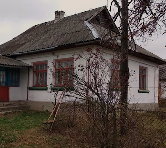 Валя сиділа на подвір’ї, і дивилася, як виносять її речі. – Скриню не забудьте, – вигукнула Валя до доньки Наталки. – Яку скриню? Ти що до мене мотлох всякий везти зібралася? – невдоволено сказала Наталка. – Без скрині я не поїду. Ти не знаєш, що там у ній, – тихо сказала Валя. І Наталка погодилася, погрузили всі речі у машину, і забрали Валю до себе у місто. Ввечері Наталка вирішила подивитися, що там за “скарб” у маминій скрині. Жінка відкрила її і ахнула