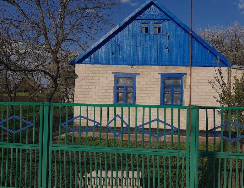 – Мамо, ну чому ти Соню не покликала вареники ліпити? Не чоловіче це діло! – нарікав Віталій, загортаючи тісто. – Ти ж знаєш, не можу дивитися на твою дружини. І розмовляти з нею не хочу, – Марія аж кинула шмат тіста об стіл. – Ну чому ти її так незлюбила? Соня в мене добра, поступлива, – заступився за дружину Віталій. – А тому, що вона з твоїм братом тобі зраджувала. І діти твої від Павла! – раптом сказала Марія Іванівна. Віталій аж застиг від такої новини 