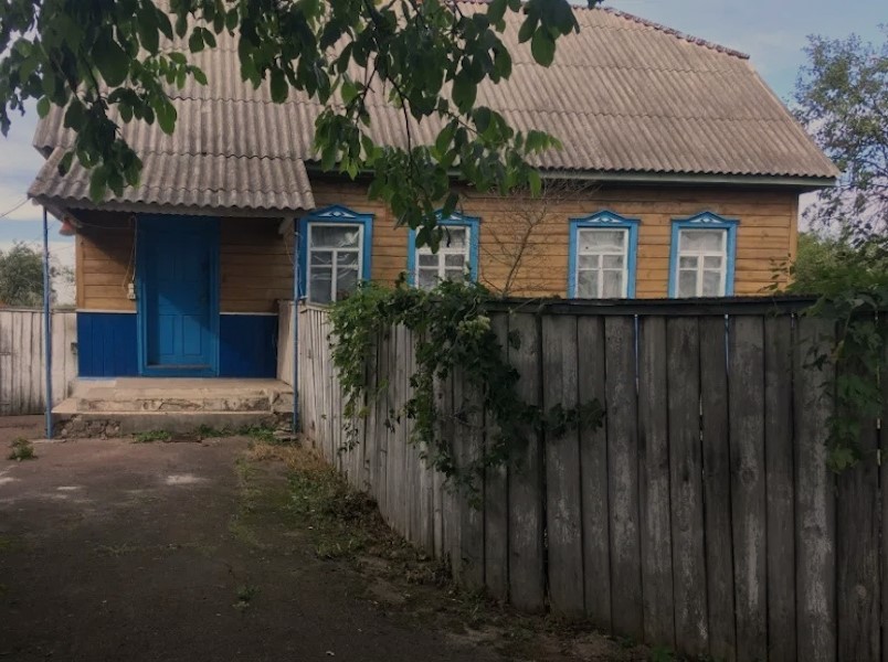 Катя приїхала в село, відкрила хвіртку. Мама сиділа на ґанку. – Катю! – мама сплеснула руками, побачивши на порозі старшу дочку. Ти чому не сказала, що приїдеш? Я б суп твій улюлений, щавлевий приготувала. Катя якось дивно глянула на матір. – А ти чому не сказала? – раптом вигукнула Катя. – Ти про що? – здивовано подивилася мама на дочку, не розуміючи її запитання