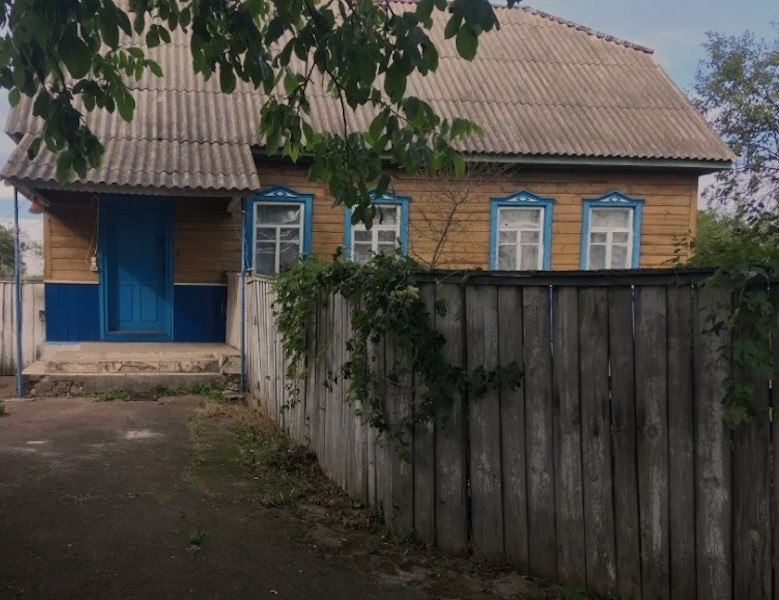 Катя приїхала в село, відкрила хвіртку. Мама сиділа на ґанку. – Катю! – мама сплеснула руками, побачивши на порозі старшу дочку. Ти чому не сказала, що приїдеш? Я б суп твій улюлений, щавлевий приготувала. Катя якось дивно глянула на матір. – А ти чому не сказала? – раптом вигукнула Катя. – Ти про що? – здивовано подивилася мама на дочку, не розуміючи її запитання