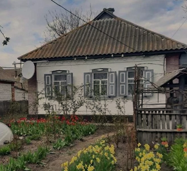 Іван дійшов до старенького будинку. Тихо прочинив хвіртку, протиснувся на подвір’я. – Так…, багато тут роботи буде, – подумав чоловік. – І дах замінити треба, і бур’ян скосити. Івані підійов до вхідних дверей, відкрив замок. Зайшов в будинок. Поставив сумку на стіл, дістав термос, налив собі кави і сів перепочити. Раптом Іван почув, якийсь дивний звук. Вибіг на подвір’я, оглянувся, і застиг. – Цього просто не може бути, – тільки й подумав чоловік