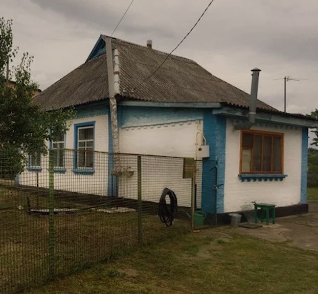 Юля приїхала в гості до батька. Жив він у брата з дружиною. – А пам’ятаєш, тату, діжка у нас була така стара в селі, у ній рибку ще тримали? – раптом запитала Юля. – Пам’ятаю, дочко, пам’ятаю. – Забрав хтось її, – тихо зітхнула дочка. Ігор обернувся і здивовано глянув на сестру. – А ти звідки знаєш, що немає діжки? – А я додому сьогодні вранці прийшла, а діжки нема! Я ж будинок батька викупила назад. Збирайся, тату, додому поїдеш! Батько сів на диван і заплакав. Ігор і Зоя застигли від здивування