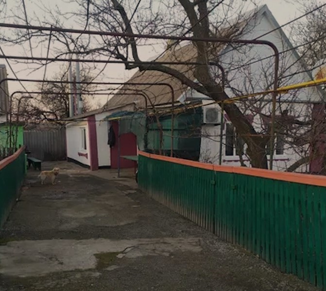 Настя приїхала в село відвідати тітку, вона занедужала. Настя погостювала у тітки декілька днів, і вже перед самим від’їздом, Тетяна віддала їй листа, який був адресований їй же. – Тітка Таня, це твій лист, навіщо він мені? – здивувалася Настя. – Візьми Настя, це для тебе, – тихо сказала тітка. Настя відкрила конверт, там була коротка записка, жінка прочитала її і застигла. – Як вона могла так зробити! – вигукнула Настя і заплакала