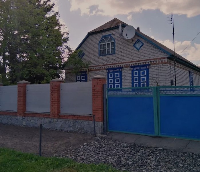 Сергій Іванович прокинувся рано. Прополов грядки, прибрав у сараї, зварив борщ. Сьогодні має приїхати син з сім’єю. Сергій знову виглянув через паркан. – Ну чому вони так довго, – засмутився він. Чоловік вже майже збирався спати, коли у двір заїхала машина. – Привіт, тату. Ну що в тебе за розмова до мене, – зайшовши в будинок запитав Андрій. – Ось, тримай, – Сергій Іванович простягнув листок. Андрій здивовано подивився на батька, не розуміючи, що відбувається