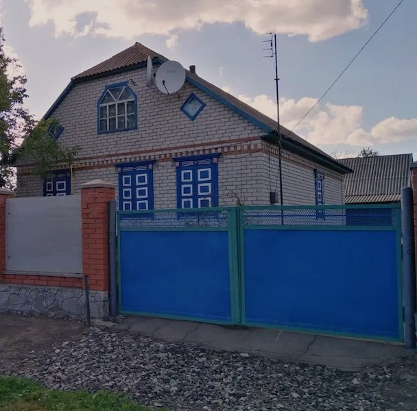 Сергій Іванович прокинувся рано. Прополов грядки, прибрав у сараї, зварив борщ. Сьогодні має приїхати син з сім’єю. Сергій знову виглянув через паркан. – Ну чому вони так довго, – засмутився він. Чоловік вже майже збирався спати, коли у двір заїхала машина. – Привіт, тату. Ну що в тебе за розмова до мене, – зайшовши в будинок запитав Андрій. – Ось, тримай, – Сергій Іванович простягнув листок. Андрій здивовано подивився на батька, не розуміючи, що відбувається