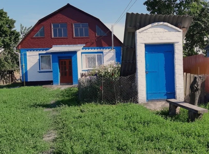 Олена з дочкою приїхали в село до тітки. Тітка Наталка, зраділа, накрила стіл. – Надю, їж ягідки. Я зранку зібрала, доки сусіди ще спали, – сказала тітка. – Не хочу, – відмовилася дівчинка. Олена здивувалася – дочка ніколи не відмовлялася від ягід. Потім глянула і все зрозуміла. – Вони ж ще зелені, – здивувалася Олена. – А ви з цукром, — запропонувала тітка. – А навіщо ти обірвала зелені ягоди. І до чого тут сусіди? – не розуміла нічого Олена. – Ось у сусідах і вся причина, – сумно сказала тітка 