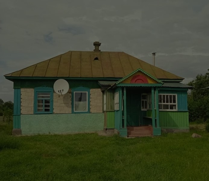 Галина приїхала у рідне село. Підійшла до батьківського будинку, зазирнула через хвіртку у двір. Раптом, Галина помітила, якогось старенького чоловіка. – Є хто вдома? – вигукнула Галя. Чоловік підійшов до хвіртки, примружився. Довго дивився. – Не може бути! Невже це ти, – здивувався чоловік. – Сильно я змінилася? – зітхнула Галя. – Сестричко! Заходь, – чоловік квапливо відчинив хвіртку. Галя зайшла на подвір’я і ахнула