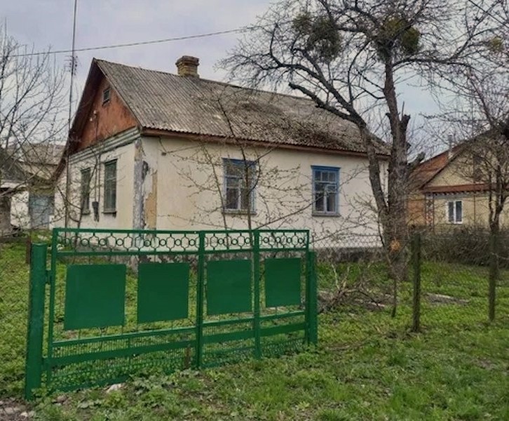 Сергій часто підвозив Марічку додому. Вона була перша красуня на селі і хлопець її дуже кохав. В один з таких разів все й трапилося – Сергія раптово не стало. І мати Сергія Марічку незлюбила. – Якби мій Сергійко не поїхав за нею у райцентр тоді, він був би зараз тут! Зі мною! – все казала вона. З того часу й почалися негаразди в Марії