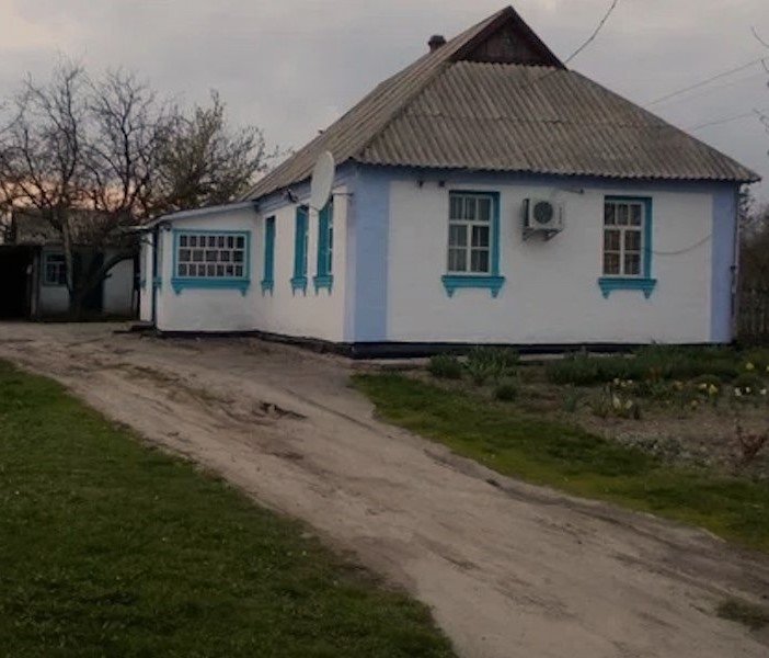 Світлана розбирала речі чоловіка після переїзду. Раптом вона помітила невелику коробку, яка стояла окремо. Вона відкрила її і ахнула! Там були красиві жіночі туфлі на високому підборі! Світлана застигла від здивування. – Може це мені подарунок? – подумала вона. Але туфлі були явно ношені. Чоловік прийшов з роботи пізно. – Любий, а що це за коробка там лежить? – лагідним голоском заспівала вона. Володимир якось дивно глянув на неї. Світлана була в очікуванні найгіршого