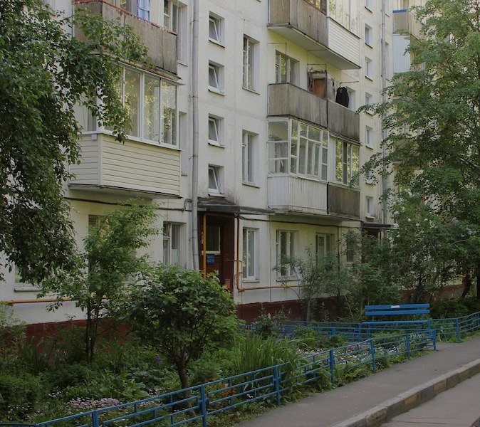 Ганна йшла через парк додому і сіла перепочити на лавочку. – Доброго дня красуне! – раптом почула вона чоловічий голос зовсім поруч. Вона повернула голову в той бік, звідки пролунав голос і ахнула! Поряд з нею сидів молодий, дуже симпатичний чоловік і посміхався. – Добрий день! – відповіла Ганна. Вона дивилася на незнайомця і не могла зрозуміти, де вона могла його бачити! І звідки вона могла його знати?