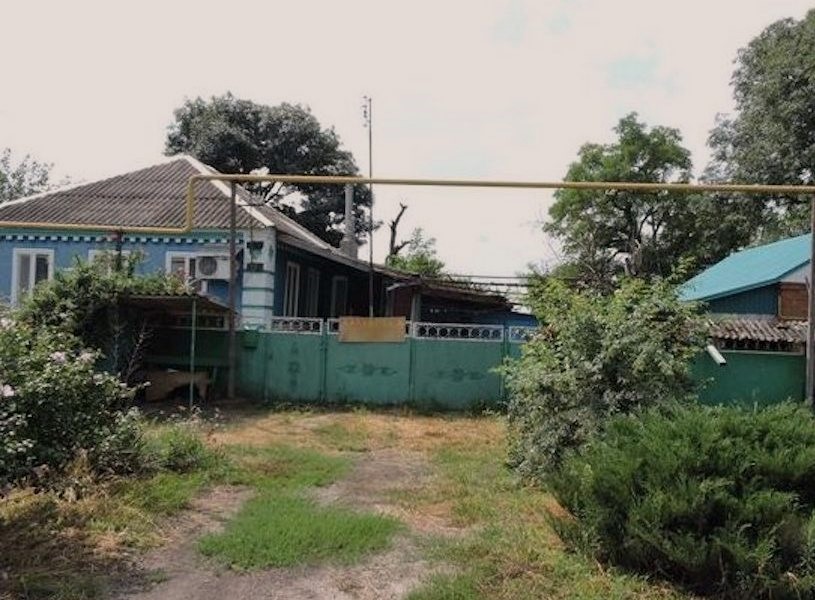 Так швидко Наталя ще ніколи не збиралася. Відклала блузку зі спідницею, вітровоку на випадок дощу, туфлі улюблені, навіть бутерброд в дорогу зробила і в холодильнику залишила. – Ось чого ти надумала їхати? Та ще й серед тижня, – бурчав чоловік Сашко після ситної вечері. – Ти б краще песика погодував пішов, аніж запитання ставити. Їду, і все. Хочу я. – Наталка, ти ж майже щомісяця їздиш! Та Наталю було вже не зупинити