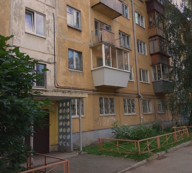 Віра з Ніною після роботи, вийшли з офісу. Раптом до будівлі під’їхала машина і з неї вийшов незнайомець і підійшов до їхньої секретарки Галі. – Хто це? – Здивувалася Віра. – Це Олег, чоловік Галі. Ти що не знаєш його? Вони вже два роки разом, – пояснила Ніна. – Але він же такий … – Віра зам’ялася. – Не гарний, а вона просто модель. – Зате людина він хороша, – відповіла Ніна. Віра задумалася, раптом у неї виникла несподівана ідея