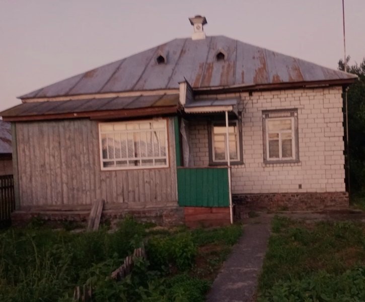 Микола приїхав до своєї старенької мами в село, забрав її, і привіз жити до себе. У великому будинку невісточка виділила їй малесеньку кімнатку, схожу на комірчину. – Коханий, Марія Степанівна чай розлила, – скаржилася дружина Миколі ввечері. – І речі свої поклала у пралку разом з нашими! Скільки це триватиме?! – Діаночко, ну це ж моя мама, – казав Микола. Але та не заспокоювалася. І Марія сказала: – Все, досить! Вона вирішила попросити сина про одну послугу