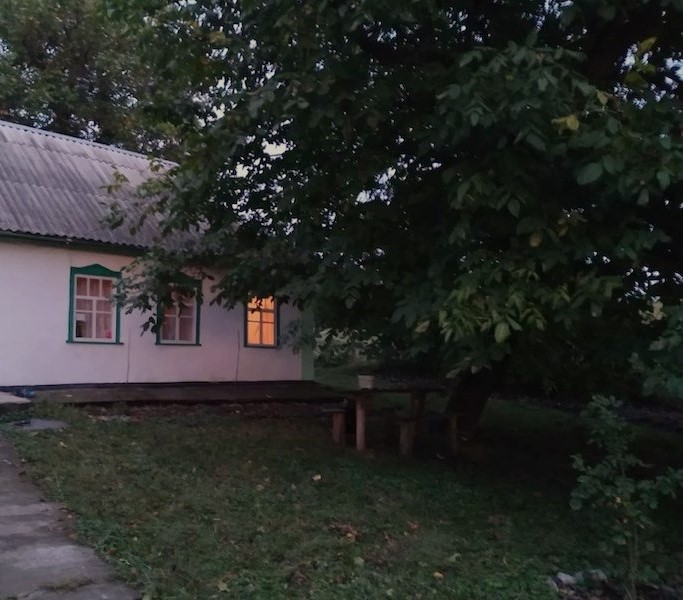 Ігор Петрович з нетерпінням чекав Ганну на дачі. І ось, нарешті, він побачив її! Все та ж усмішка, яскрава хусточка на голові. – З весною, Ганнусю! – гукнув Ігор Петрович. – Чула, що вашої дружини не стало. Співчуваю, – зупинила його Ганна. – Так, на початку зими ще. Як ти? Все гарнішаєш, – Ігор Петрович підійшов ближче і хотів обійняти жінку. Але Ганна раптом відсторонилася. – Ігоре Петровичу, я заміж вийшла. Ігор застиг від здивування