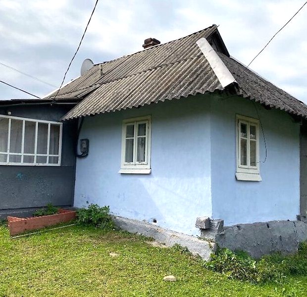 Оксана з Миколою одружилися і вирішили збудувати будинок. Але спочатку треба було розібрати стару Оксанину хату. Микола з батьком взялися до роботи. Оксана поралася по-хазяйству, як раптом у хату заскочив Микола. – Оксано! – сказав з порога Микола. – Там таке! Ти не повіриш! Оксана здивовано глянула на нього. – Ну що там? Кажи вже! – сказала вона чоловіку. Микола простягнув дружині якусь невелику коробочку. Жінка відкрила її й ахнула