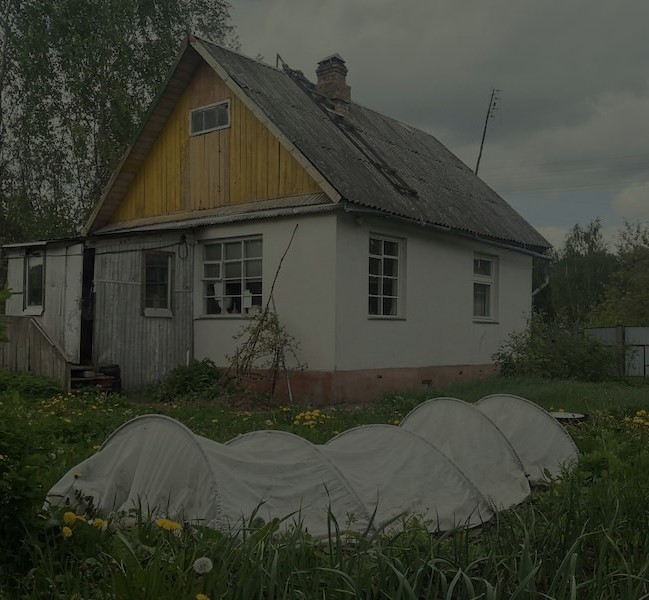 Галина готувала вінегрет. – Андрію, піди дістань із льоху банку солоних огірків, – попросила вона у чоловіка. – Добре, – Андрій поліз у льох. Довго там порався, що Галина навіть вигукнула: – Ну що ти там так довго? – Тримай огірки, – Андрій подав дружині банку. – Дивись, що я ще знайшов. Чоловік простягнув дружині стару іржаву металеву коробку з-під кави. Галина відчинила кришку і ахнула