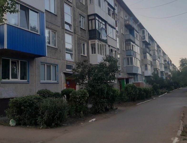 Анастасія важко зітхнула і витерла сльози. – Треба в магазин сходити. Хоч хліба й картоплі купити, – вирішила вона. Жінка кивала на вітання сусідів, але намагалася не говорити. Соромно було за свого сина Юрка. Анастасія пішла у дальню крамницю – там знайомих менше. Купила хліба, трохи картоплі, пару цибулин, і поволі пішла назад. Раптом біля неї зупинився великий джип, з якого вискочив якийсь чоловік і кинувся до неї. – Анастасія Валентинівно, здрастуйте! – радісно вигукнув він. – Ви хто? – жінка застигла від здивування. Вона уважно глянула на чоловіка й ахнула