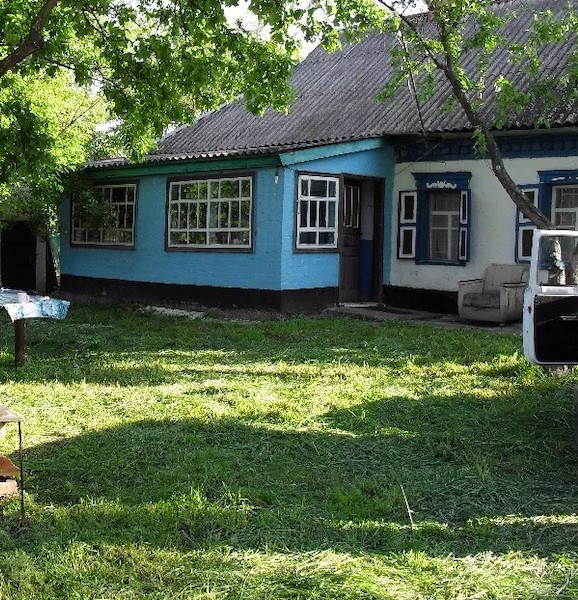 – Кохана, ти не забула, ми завтра до мами їдемо, треба вишні зібрати, – нагадав Віктор дружині. – Пам’ятаю, – відповіла Галя. – Ще сестра моя Олена приїде допомогти, – сказав Віктор. Приїхавши зранку в село, Вітя з Галею одразу пішли в садок. Олена залишилася з мамою. Вони зібрали більшу половину вишень, але Олена так і не з’явилася. Віктор вирішив покликати сестру. Чоловік підійшов до будинку, двері були відкриті, Олена з мамою про щось розмовляли. Віктор прислухався до розмови і ахнув