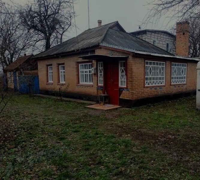 Галя підійшла до плити. Вона розігрівала суп і котлетки, щоб погодувати свого свекра. Весь цей час свекор не переставав бурчати. – Дітей виховувати не вміють! Хазяйство нагодувати, так чоловіка чекають! Може, й обід він має готувати? Їжа де, запитую?! Ото вже послав Господь невісточку! Галя застигла від здивування, а потім раптом підійшла до столу. – Ану помовчте! – гукнула вона і перед свекром на підлозі опинилася тарілка з супом. Свекор дивився на неї широко відкритими очима