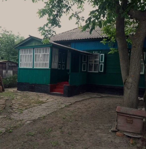 – Діду, я одружуюся, – радісно вигукнув Сашко, зайшовши в будинок. – А ​​що за наречена. Із наших? – запитав Михайло. – З райцентру. Оленою звуть, – усміхнувся внук. – А батьки хто? Може, я знаю, – продовжував дід. – Бондареко, її пізвище, – відповів Сашко. – Бондаренко… – Михайло задумався, наче згадав щось. – А як батька твоєї Олени звати? – Павло Миколайович. А що? – здивувався Сашко. Михайло змінився на обличчі, промимрив ім’я і застиг. – Все збігається, – тільки й промовив він