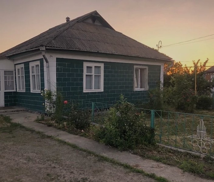 Настя мила холодильник, як раптом на кухні зʼявився її чоловік. – Микольцю, а ти чого так рано сьогодні? – здивувалася жінка. – Привіт, кохана! Так я ж відпросився раніше. Ти що забула куди ми завтра їдемо? Настя задумалася і раптом спохмурніла. – Ох, це вже завтра? – запитала вона. – Може перенесемо, га? – Е, ні! Все, збирай речі! Їдемо в село. Зранку Настя стояла у дворі в свекрухи. Коли вона її побачила, то застигла від здивування