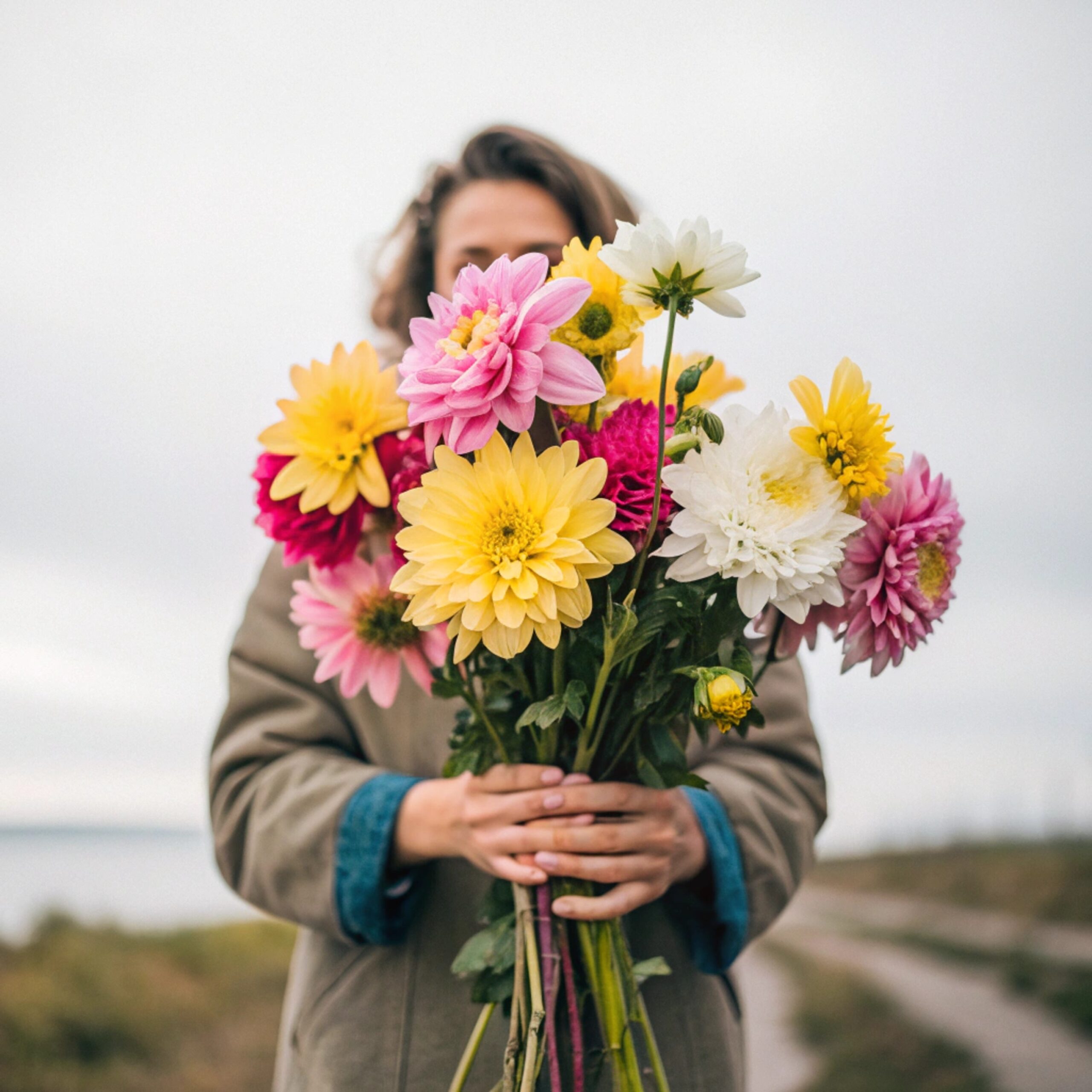 Ірина сиділа на кухні і їла мамині котлетки. Раптом у двері подзвонили. Мама пішла відчиняти. Ірини почула чоловічий голос, а невдовзі на кухню зайшла мати з букетом квітів! Ірина нахилилася і постаралася роздивитись, хто стоїть у неї за спиною. Мама відійшла в сторону й Ірина побачила усміхненого чоловіка. – До тебе гість, Іринко, – єлейним голоском сказала мама. – Ви до мене? – Ірина здивовано встала з-за столу. Вона придивилась до чоловіка й ахнула