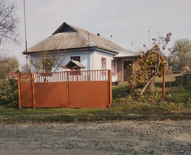 Інна Віталіївна з чоловіком поверталися додому. – Інно, – стрепенувся Павло Сергійович, – Що за машина біля наших воріт стоїть? – Може сталося щось? – Занепокоїлася жінка. Чоловік з дружиною забігли у двір. Незнайомий хлопець сидів на сходах. – А Ви, перепрошую, хто? – здивувався Павло Сергійович. – Я? – Хлопець трохи зам’явся. – Наречений! – Чий наречений? – Інна Віталіївна аж сіла на лаву і перехрестилася