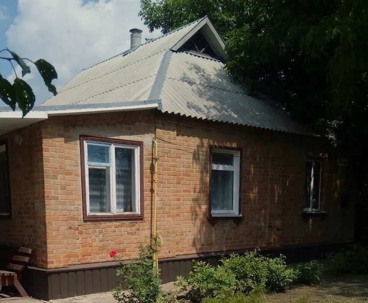 Після того, що сказав їй Максим, Олена жодної хвилини не могла залишатися в цьому будинку. В будинку, який вважала своїм рідним. – Мамо, ти чого? – здивувалася донька. – Куди ми на ніч поїдемо? – Поліно, не слухай маму. Якщо вона хоче, то нехай і їде, – спокійно сказав Максим. – Доню, я повторюю тобі – ми їдемо! Прямо зараз! Збирай свої речі. Ми їдемо до бабусі! – сказала Олена. Поліна не розуміла, що відбувається