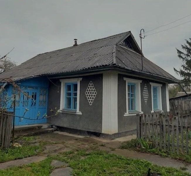 Олена квасила капусту, як раптом хтось постукав у двері. – Хто ж це може бути? – здивувалася жінка. Вона помила руки і швидко пішла відчиняти двері. На порозі стояв Іван. – Ой, Іван! – здивувалася Олена. – Щось сталося? Іван якось дивно подивився на Олену і раптом сказав: – Олено, ти краще присядь. Я маю тобі дещо розказати про твою внучку… Олена застигла від здивування