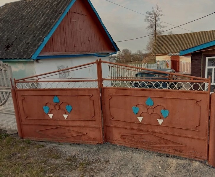 Марина повернулася додому пізно. Михайло якраз чистив рибу. – О, привіт, ти вже повернулася, як день народження Світлани? – запитав чоловік. – Нормально, – відмахнулася дружина. Михайло помітив, що Марина якось дивно виглядає. – Що сталося, кохана, – занепокоївся чоловік. – Я навіть не знаю, як тобі це сказати, – почала жінка. – На святі я зустріла Ігора, чоловіка Лариси. І він їй зраджує. Михайло застиг від здивування