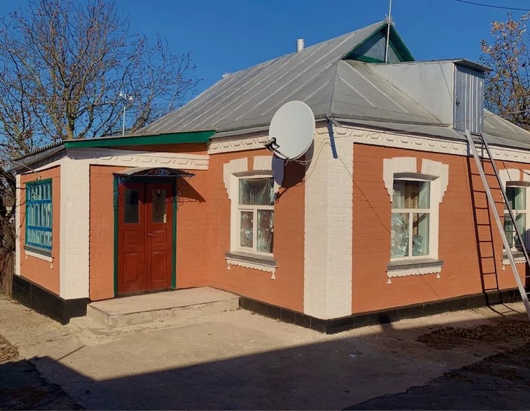 Аліна мила вікна, коли пролунав телефонний дзвінок. Дзвонила мама. – Подзвони до брата, і терміново їдьте до нас, – сказала мама і поклала слухавку. Вже наступного дня вони з братом стояли на порозі батьківської квартири. – Ну нарешті приїхали, – сказала мама. – Що за терміновість така? Ми були на роботі, – запитав син Олексій. Раптом Галина простягла сину та доньці якісь папірці. – Завтра всі збираємося за цією адресою, – сказала мама. Олексій та Аліна не розуміли, що відбувається