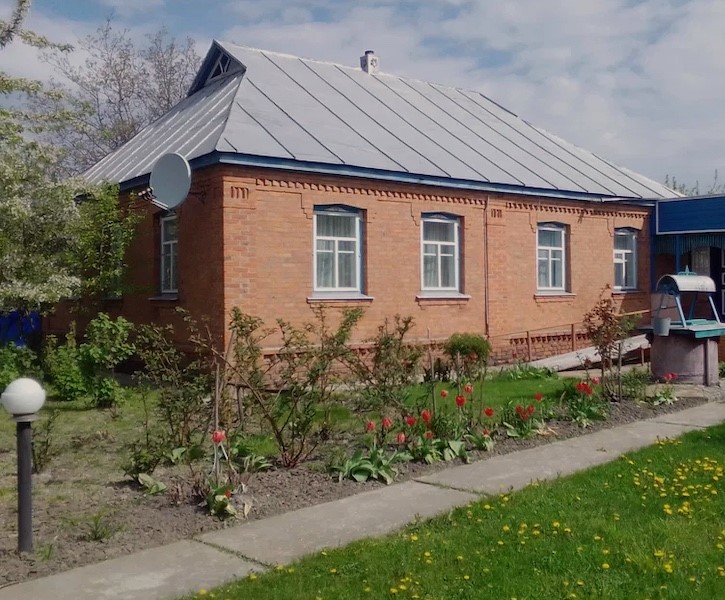 Зіна хотіла вийти в льох, взяти маринованих огірочків до вечері. Жінка відкрила двері, раптом побачила, що на ґанку хтось сидить. – Діма, це ти? – здивувалася Зіна, побачивши сина. – Що сталося? – Нічого, мамо. Йди в будинок, – відмахнувся син. Зіна пішла в будинок. – Таню, там твій брат приїхав, – сказала Зіна молодшій дочці. Таня вийшла на двір, почала про щось говорити з братом. Зіна прислухалася до розмови і ахнула. – Синку, синку, що ж ти наробив? – тільки й сказала Зіна