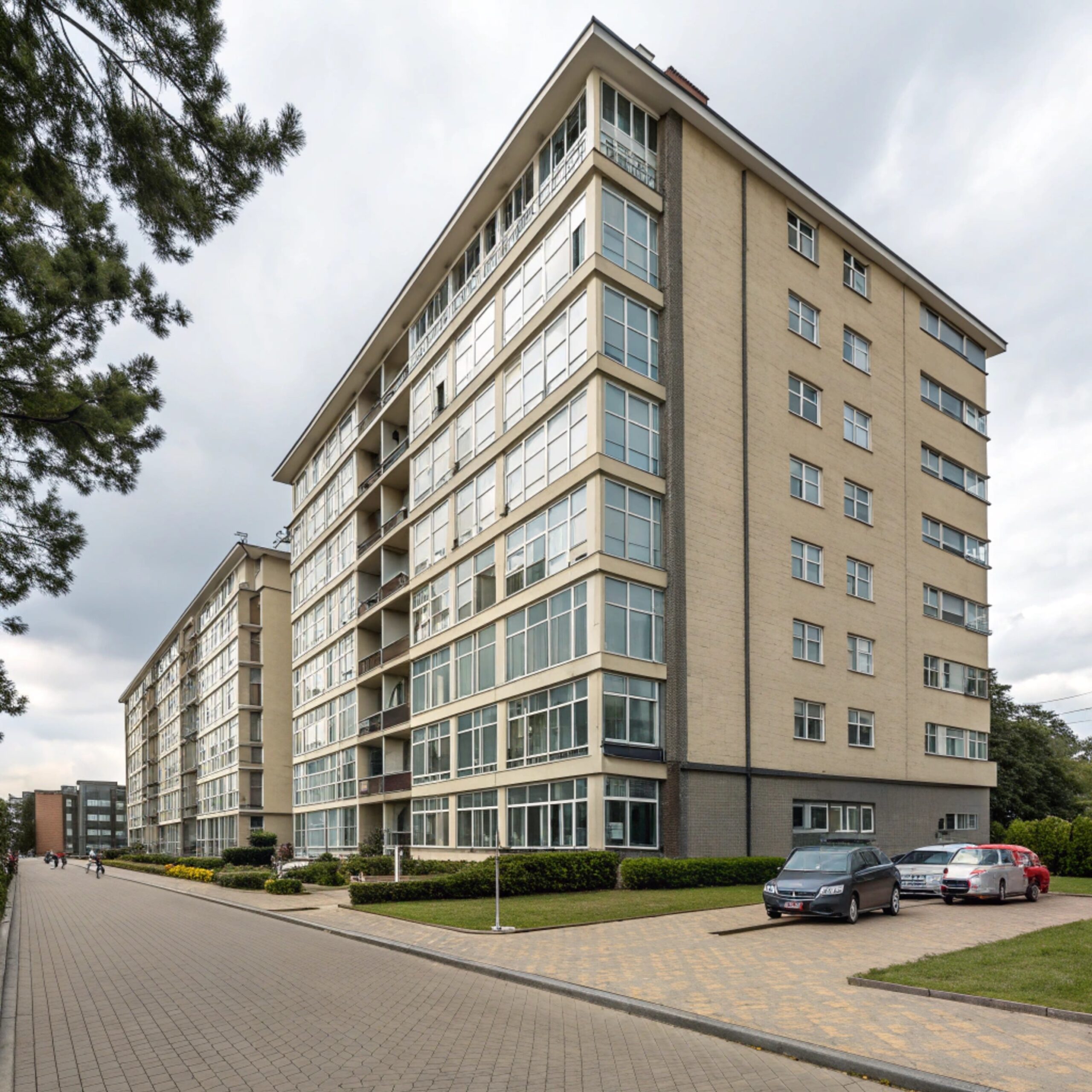 Олена переїхала у власну квартиру, яку нещодавно купила. Вона зробила ремонт, запросила подругу на новосілля. Дівчата трохи посиділи, і Олена вирішила провести Катю. Вони вийшли з квартири, як раптом помітили якусь жінку, яка сиділа на сходах і їла бутерброд. – А Ви хто? – запитали дівчата. – Я? – жінка трохи зам’ялася. – Я Ірина Борисівна. – Ви ж колишня господиня квартири! – здивувалася Олена. – Що ви тут робите? – Розумієте дівчата, – почала Ірина і заплакала. Олена з Катею переглянулися, нічого не розуміючи 