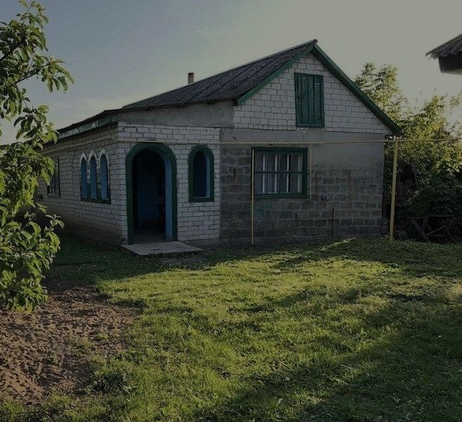 Ольга Сергіївна приїхала на день народження до сина. Олег завів її в хату. У великій кімнаті був накритий стіл. – Олежику, як смачно пахне! Це ти сам готував? – сплеснула руками жінка. – Ну, мамо, не зовсім сам, – раптом заметушився Олег. – Я тут чекаю одну дуже важливу людину, – ніяково сказав він. – Хочу тебе з нею познайомити. – Добре, я тільки переодягнуся, – сказала Ольга і пішла в кімнату. Вона вдягла гарну сукню і вийшла до столу. Жінка глянула на гостю сина і відкрила рота від здивування