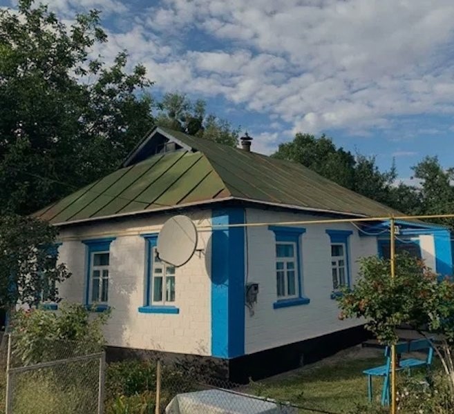 Зіна з самого ранку зібралася до подруги в гості. Вирішила сходити, провідати Валю. Вона зайшла в хату подруги і одразу зрозуміла, що сталося… Дітям Валі вона подзвонила одразу. З телефона подруги. Її дочка Ганнуся слухавку не взяла, а син Степан відповів, але якось роздратовано. – Мамо, давай швидше кажи, що там у тебе! Ніколи мені! – сказав Степан. – Степане, це Зіна, сусідка Валі. Не стало мами, Степане… В слухавці запала тиша