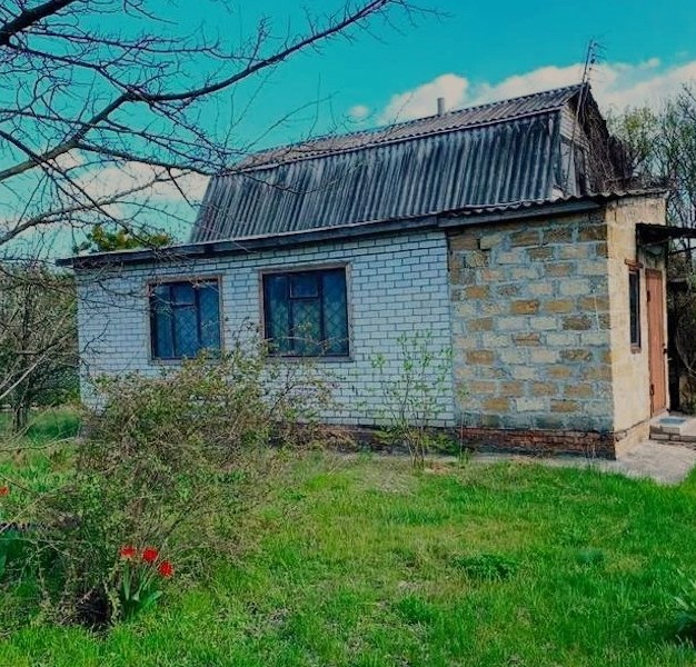 Олена Борисівна прокинулась рано від якогось дивного звуку. У неї якраз був день народження. Раптом вона побачила старенький телефон її мами і взяла його в руки. Олена вже хотіла вимкнути його, але раптом побачила одне повідомлення з невідомого номера: «Доню, Оленочко, вітаю тебе з Днем ​​народження! Любові тобі й радості на все життя. Твоя мама…» Олена дивилась на телефон і нічого не розуміла! Її мами нещодавно не стало