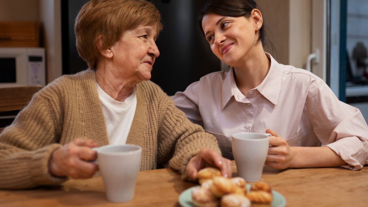 Моїй свекрусі лише 60 років. Нещодавно вона нас всіх ошелешила – вирішила при житті спадщину між дітьми розділити, щоб було по справедливості. Вона попросила, щоб ми приїхали до неї. Її спадщина – будинок на окраїні міста, в якому всі вони зараз живуть, і дача. Знаючи свою свекруху, я розуміла, що затіяла все це вона не з проста. Тому я спочатку взагалі не хотіла їхати. Та чоловік наполіг – йому було цікаво, що знову придумала його мати