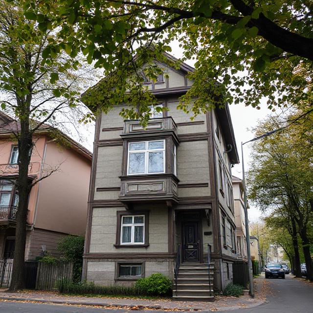 Галина займалася закрутками, коли додому повернувся Анатолій. Чоловік стояв у дверях і підозріло дивився на дружину. – Вже повернулася? – раптом спитав він. – Звідки? – незрозуміла дружина. Толік розгубився, а потім підійшов до Галі, взяв її за руку і підвів до столу, на якому стояв комп’ютер. – Сідай, – попросив він. Коли Галя опустилася на стілець, Анатолій клацнув мишкою і перед жінкою з’явилось фото. Галина аж застигла від несподіванки. – Це що? – незрозуміла жінка