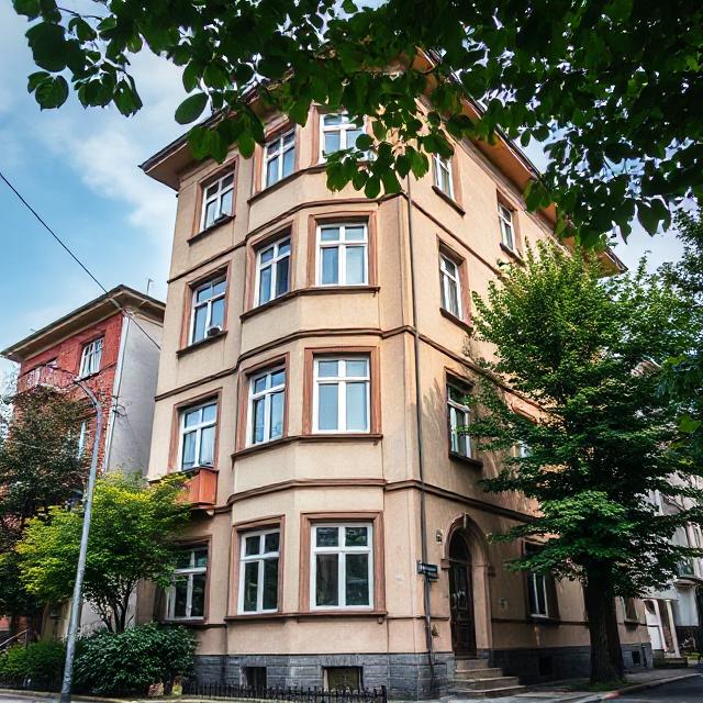 Станіслав повернувся з відрядження раніше. У коридорі його зустріла теща. – Ой! Зятю! Ти так рано повернувся? Як знала, млинців напекла! – раптом сказала Марія Олександрівна. – Я ж з дороги. Спочатку душ прийму, – відмахнувся Станіслав. – Ну що ти Стасе! Встигнеш! Охолонуть же млинці, – підозріло сказала теща. – Добре, руки помию! – заявив Стас. Чоловіку здалася дивною поведінка тещі. Він непомітно вийшов з ванної і зайшов у спальню. В його ліжку, обнявшись спали вони… Дружина і його друг Микола