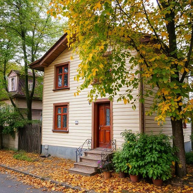 Віра довго дивилася на чоловіка, який уплітав черговий пиріжок. – Ну як? Смачно? – запитала Віра. – Дуже, Вірочка, дуже. Це з чим? З малиною? – уточнив Борис. – З полуницею, – докірливо відповіла Віра. Раптом, жінка відвернулася до вікна і сказала: – Борисе, пробач мені! – За що? – здивувався чоловік. – Ти не уявляєш, що я сьогодні наробила! – несподівано сказала Віра. Борис застиг нічого не розуміючи