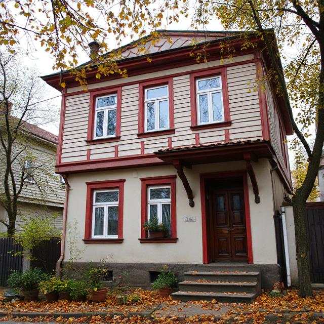 Сергій зайшов у кімнату і покликав Марину на кухню. – Нам треба серйозно поговорити! – сказав він. Марина прийшла, сіла на диванчик, і з усмішкою глянула на чоловіка. – Ти мене, прямо, як на побачення запрошуєш! – сказала вона. – Марино, я буду говорити прямо! – Сергій сів навпроти неї. – Я зустрів жінку, яку покохав. Я йду до неї. Квартира залишиться тобі. Та й машину я залишу… Марина застигла від здивування. Вона просто не знаходила слів