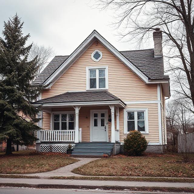 Марія повернулася додому, з важкими пакетами в руках. – Де ти була? Скільки можна чекати? Вечері немає! – з порога заявив чоловік. – Зараз все зроблю Вадиме, у холодильнику все є. Зараз нагрію, – виправдовувалася Марія. Через 15 хвилин на столі стояла вечеря. Вадим неохоче сів за стіл. Їв мовчки. Раптом, чоловік встав, накинув куртку і кудить пішов. Через дві години Вадим повернувся, Марія глянула на чоловіка і застигла від здивування