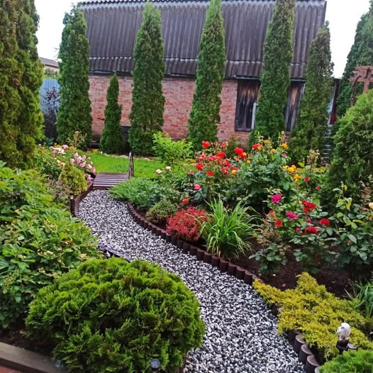 Я підмітала подвір’я, як біля воріт зупинилася автівка, а з неї вийшла дочка, зять і двійко моїх вже дорослих онуків. Я не бачила ніби й рідних мені людей десять років. – Як тільки дізналися де я живу, – подумала я про себе. – Дай Боже здоров’ячка, мамо! Хватить вже ображатися. Ми ж не чужі один одному. Ось, глянь, Остап копія ти, а Назарко чистий батько. Хіба ж ні? В одну мить мені хотілося їх всіх обійняти, але почуття, які я пережила з ними раніше, спливли на поверхню