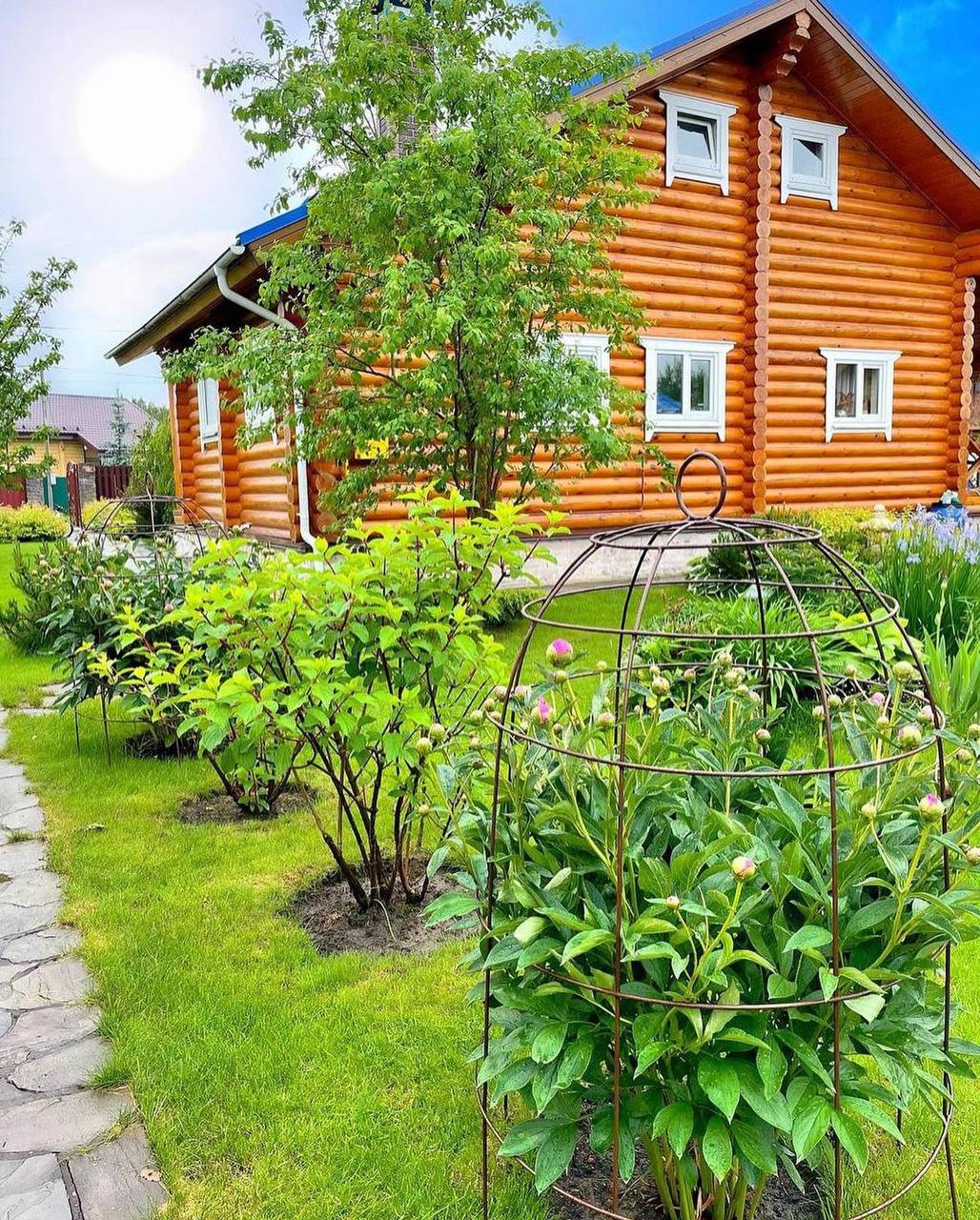 Чоловік з’явився з кухні, розгублений. — Що сталося? — Твоя дружина з глузду з’їхала! Виганяє нас! — Іра, припини, — попросив Олег. — Ми ж домовилися потерпіти. — Ти запропонував, — поправила дружина. — Я не погодилася.