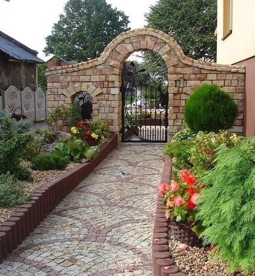 — Ти дуже часто ходиш до свого батька. Завжди йому щось треба. А в тебе, між іншим, є чоловік, якому ти у вихідні маєш пельмені ліпити