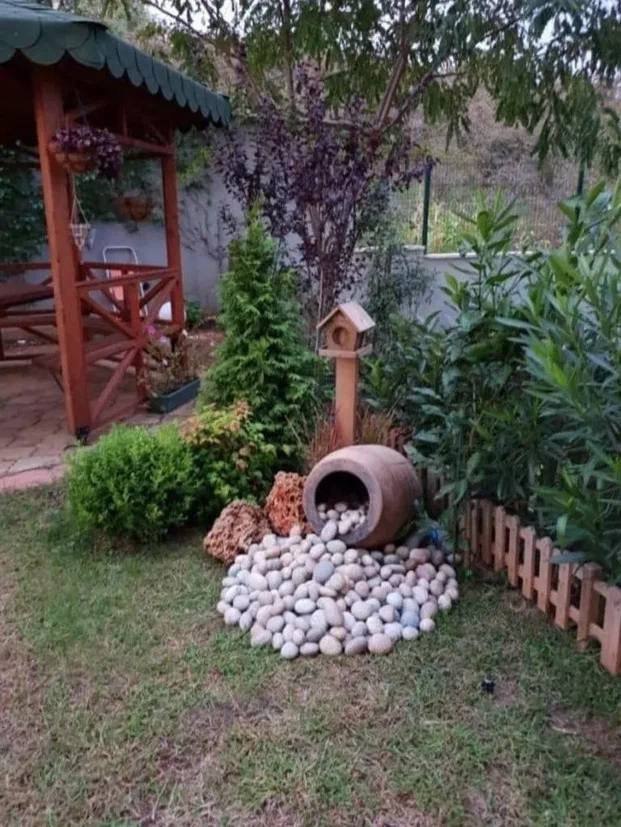 — Тату, а як же Новий рік без телевізора – несміливо запитав син, але батько не почув, або зробив вигляд, що не чує. Він діловито зібрав свої речі, і по-старому замотав телевізор покривалом, стягнувши його з ліжка. Дружина дивилася невидячими очима слідом, а син розгублено смикав рукав її халата: — Мамо, а як же Новий рік, і канікули без телевізора